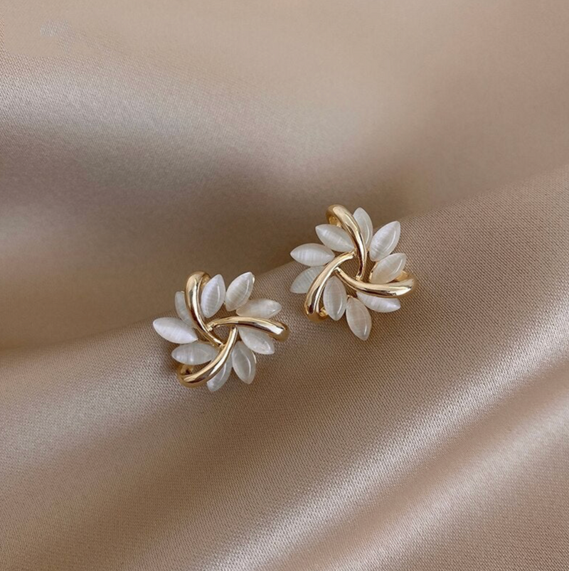 Aurora Adornments | Gouden Petal Luxe Oorbellen